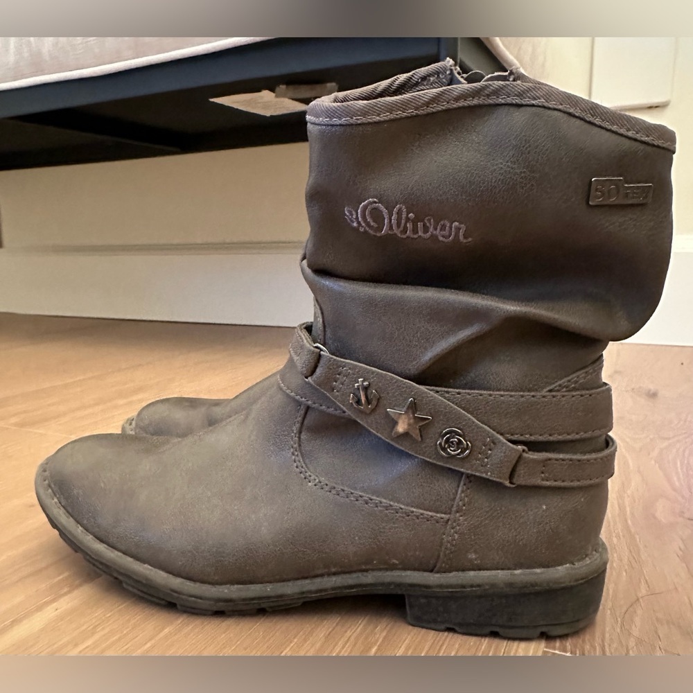 Girl’s Waterproof Boots (Size 4)